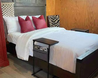 Lux Glamping Stargazing EnSuite walk/bike to downtwn, wineries, food, and shops. - Dripping Springs - Bedroom
