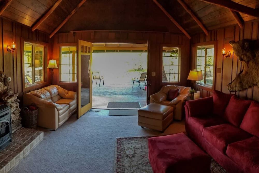 Historic Rushing Water Lodge On The Rogue River Was Built In 1910