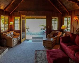 Historic Rushing Water Lodge On The Rogue River Was Built In 1910 - Eagle Point - Living room