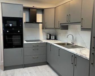 Kcm Urban Retreats - Cobh - Kitchen