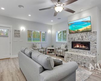 Luxe Downtown|Pets Ok|Sleeps 12 - Coeur d'Alene - Living room