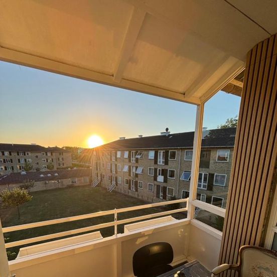 Luxury Apartment with Balcony, King Bed Free Parking 10 Min to Copenhagen Centre – Rødovre