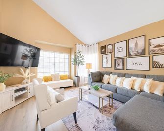 Heart Of Las Vegas 8 Beds, Pool Table, Bbq! - Las Vegas - Living room