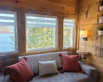 Intimate Cottage plus Loft with Epic Lake Views - Val-des-Monts - Living room