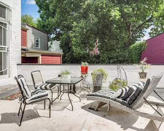 Walkable Apt in York St Historic District - Newport - Patio