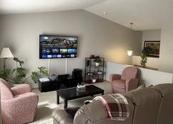 Lachify's Place-Serene townhouse - West Fargo - Living room