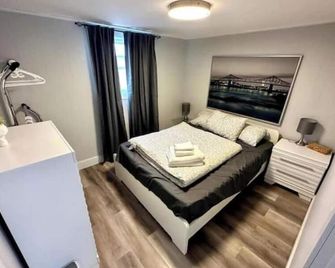 3 Mins to Clifton Hill! - Steve's Falls Retreat - Niagara Falls - Bedroom