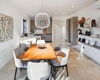 Awesome Home In Basanija With Kitchen - Bašanija - Essbereich