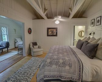 Charming cottage near Mirror Lake and downtown Highlands! - Highlands - Bedroom