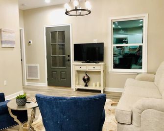 Elegant 2BR Private Cottage • 2 min from I-75/US90 - Lake City - Huiskamer