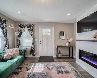 Stylish 2Bdrm Bungalow | Walkable + Well Equipped - Rolla - Living room