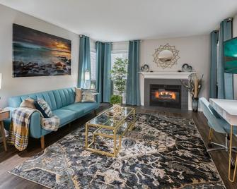 Wonderful Designer Apartment Home with King Bed - Rocklin - Living room