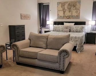 Exquisite Home near Tampa/Orlando sleeps 14-20. - Tampa - Living room