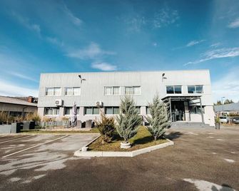 Hôtel L'ange de la vallée - Bellignat - Building