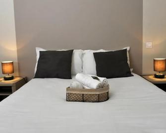 Le Lion d'Or - Logis Hotels - Hotel 2 étoiles et restaurant - Ingrandes - Bedroom
