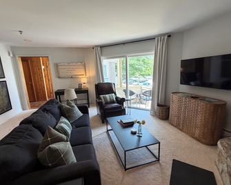 Mtn. view, easy access to village - Stratton - Living room