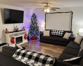 Salt Water Pool-7 Person Hot tub- Open Concept 4Bd-2ba Home-Game Rm & 2 Firepits - Stroudsburg - Living room