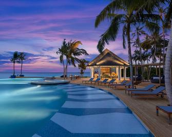 Avani+ Fares Maldives Resort - Fares - Piscina