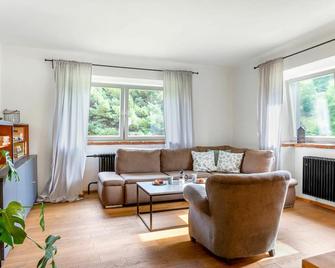 Beautiful private villa for 6 guests with WIFI, terrace, panoramic view and parking - Leština - Sala de estar