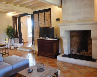 Maison à 6 km de Eymet piscine chauffée. - Marmande - Wohnzimmer