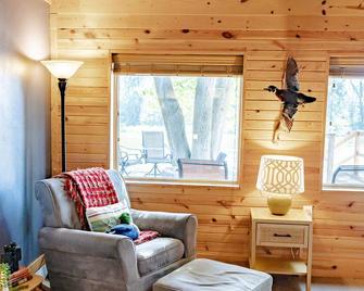Cedar Bend Cabin with 4 person hot tub!! - Nashua - Living room