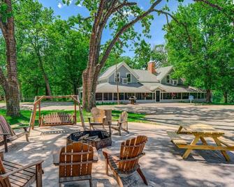 Escape to The Clubhouse, St. Croix Falls city, Wisconsin - Saint Croix Falls - Patio
