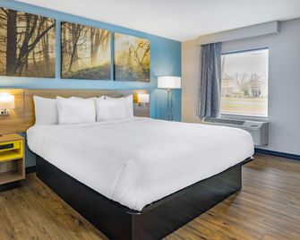 Days Inn by Wyndham Raleigh Glenwood-Crabtree - Raleigh - Bedroom