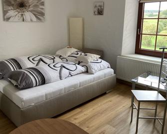 Double room comfortably furnished with own bathroom - Kelberg - Sala de estar