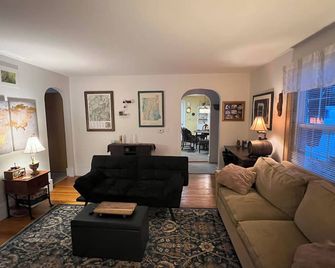 Quiet, convenient house in town and yet near the river and trails. kayaks/canoe. - Rochester - Huiskamer