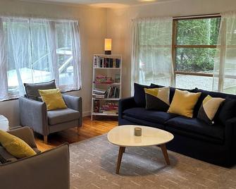 Mid-Century Charm and Steps to Private Beach! - Grand Bend - Living room