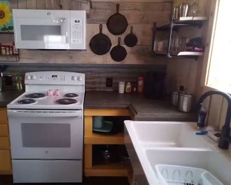 2-bedroom barn transformed to a cozy home in a rural area minutes from downtown. - Trinidad - Keuken