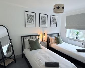 Beautiful four bedroom house, two bathroom, huge kitchen with free parking - Southampton - Chambre