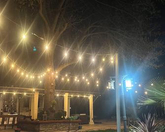 Charming 1-bedroom cottage in pleasant Rio Linda with WiFi, AC - Rio Linda