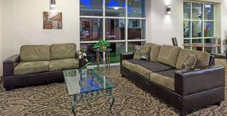Days Inn by Wyndham Seatac Airport - SeaTac - Living room