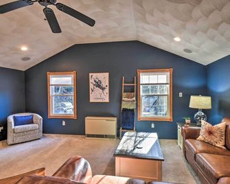 Lake Winnipesaukee Getaway With Private - Moultonborough - Living room