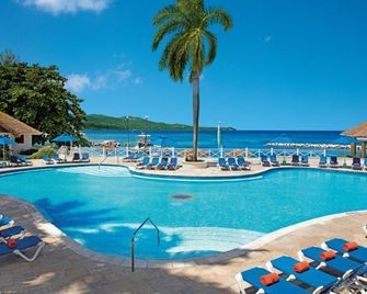 Sunset Beach Resort Spa And Waterpark - מונטגו ביי - בריכה