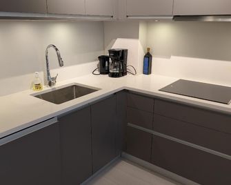 Modern 2 Bedroom Condo With Ac In Olympic Village - Vancouver - Kitchen