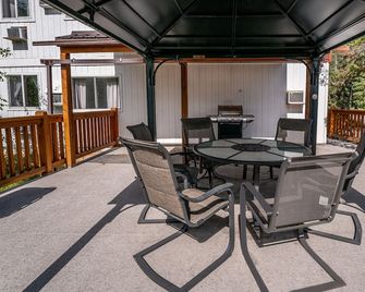 Cedar Motel - Radium Hot Springs - Balkon