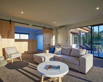 Glenburn Coastal Retreat - Kaikoura - Living room