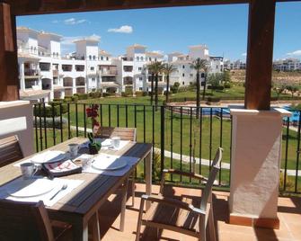 Charming vacation apartment with open, sunny terrace with pergola. - Sucina - Balcón