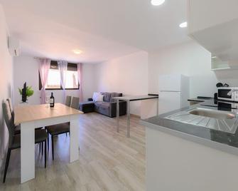 For You Rentals Acogedor Apartamento Temporal De Un Dormitorio En Chamartin Mma323b - Madrid - Kitchen