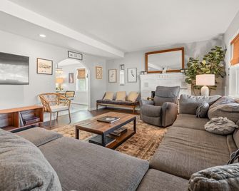 Exquisite Londonderry Home minutes to 3 Ski Mountains - Londonderry - Living room