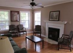 10 Acre Country Estate, Serene and Relaxing - Wagener - Living room
