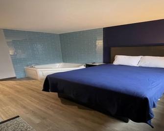 Blue Bird Inn - Queens - Bedroom