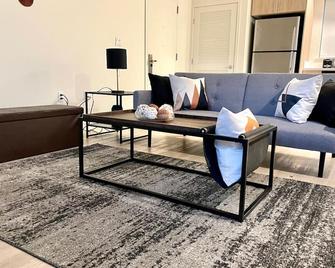 Iconic 2A San Jose Home w/ Pool, Gym, & AC! - סן חוזה - סלון