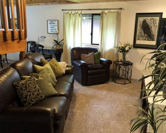 Charming Island Chalet, Big Kitchen, Relax, Quiet Forest Setting, Starry Nights - Shelton - Huiskamer