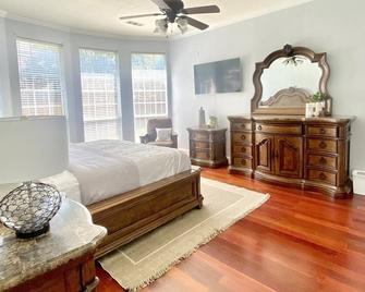 Howdy Beach House - Carrollton - Bedroom
