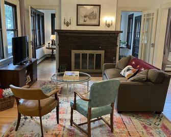 Downtown Hibbing, 3 bd, 2 ba. home - Hibbing - Living room