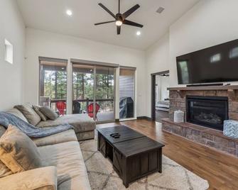 Scenic Golf Retreat With Modern Comforts & Fireplace 4 Bedroom Townhouse - Show Low - Living room