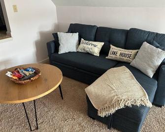 Cozy guesthouse on the lake in charming Clanton with AC and WiFi - Clanton - Living room